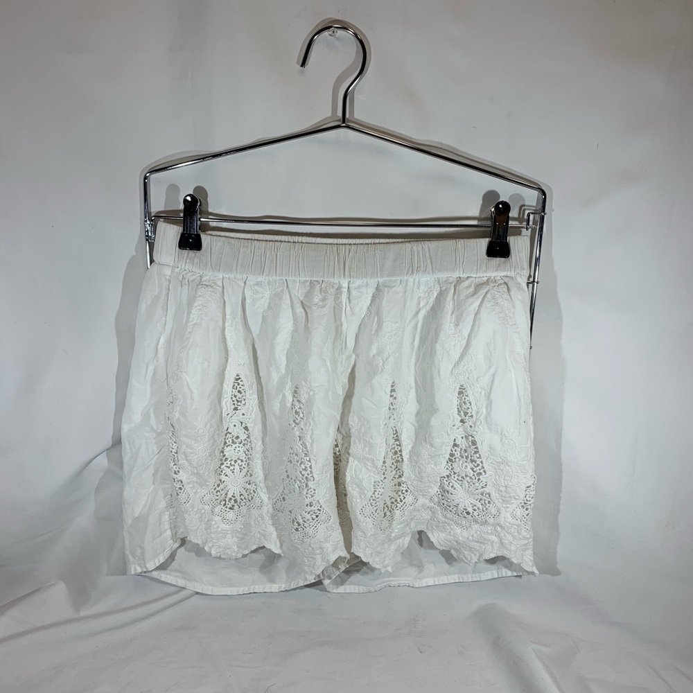 🌸WHITE JW STYLES LACE MINI SHORTS🌸
